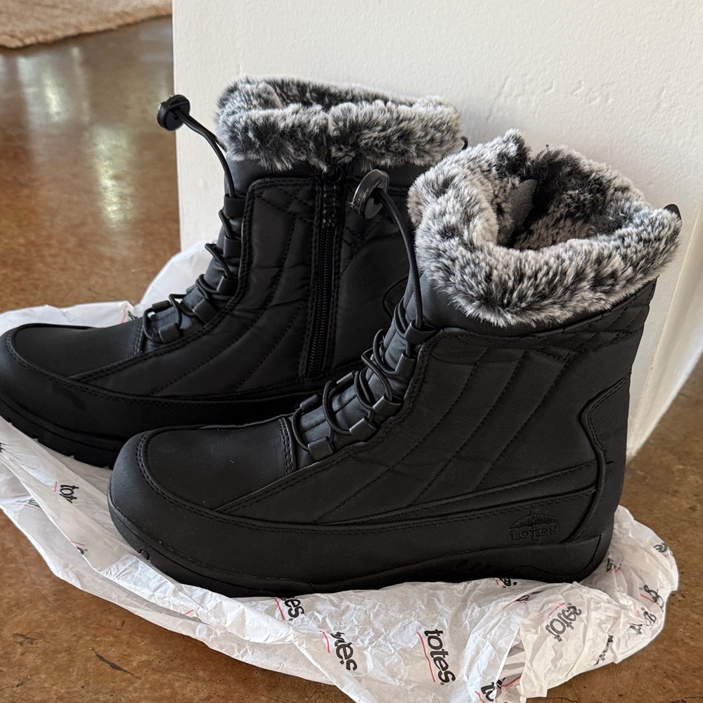 Totes Women's Black Quilted Winter Boots with Faux Fur